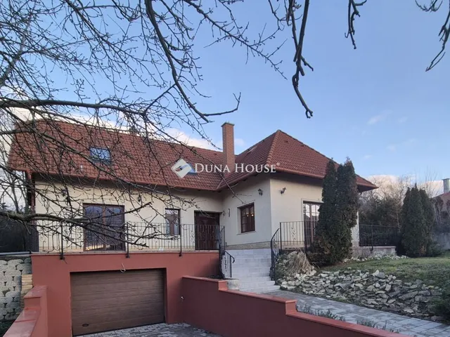 Eladó ház Üröm 236 nm