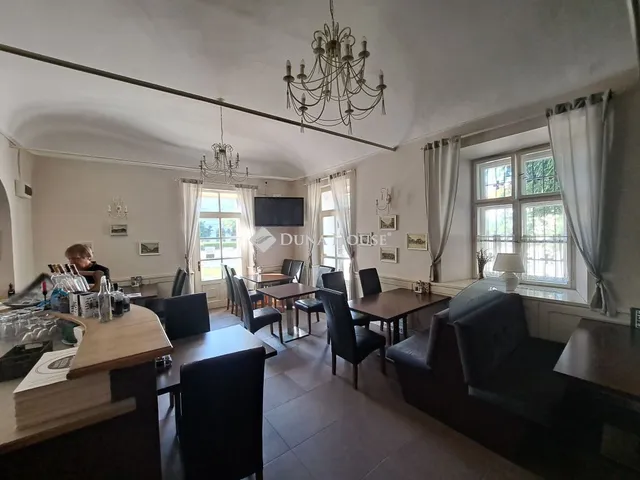 Eladó kereskedelmi és ipari ingatlan Vác, Széchenyi utca 82 nm