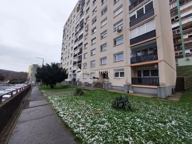 Eladó lakás Komló 35 nm