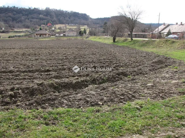 Eladó telek Neszmély 17890 nm