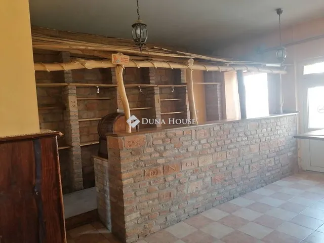 Eladó kereskedelmi és ipari ingatlan Tab 186 nm