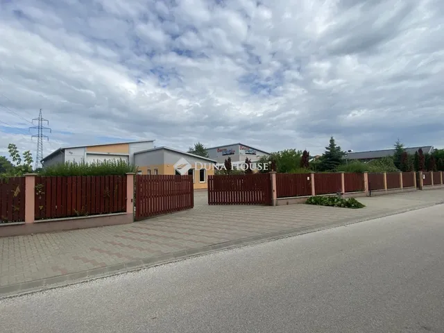 Eladó kereskedelmi és ipari ingatlan Tatabánya, Babér utca 615 nm