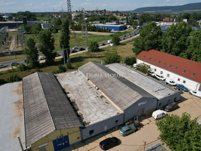 Eladó kereskedelmi és ipari ingatlan Tatabánya, Tavaszmező utca 900 nm