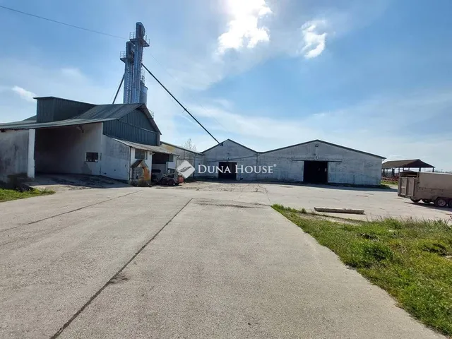 Eladó kereskedelmi és ipari ingatlan Sárbogárd 6760 nm