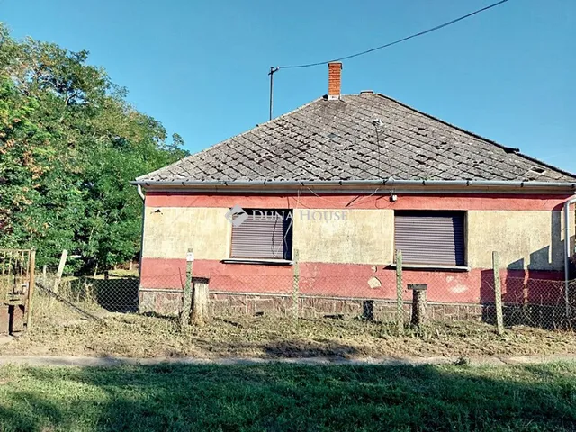 Eladó ház Szákszend 68 nm
