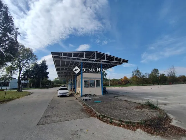 Eladó kereskedelmi és ipari ingatlan Tatabánya, Iparos utca 2500 nm