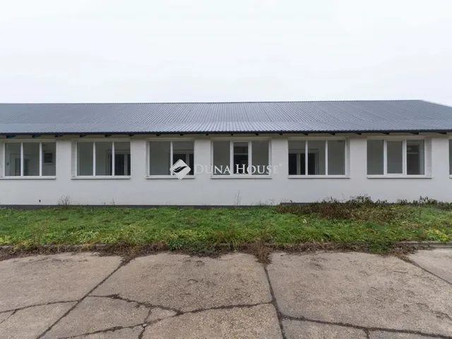 Kiadó kereskedelmi és ipari ingatlan Tatabánya 250 nm