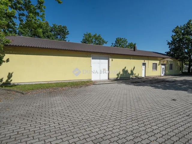 Kiadó kereskedelmi és ipari ingatlan Tatabánya, Fürdő utca 350 nm