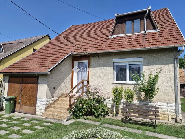 Eladó ház Komárom, Hóvirág utca 109 nm