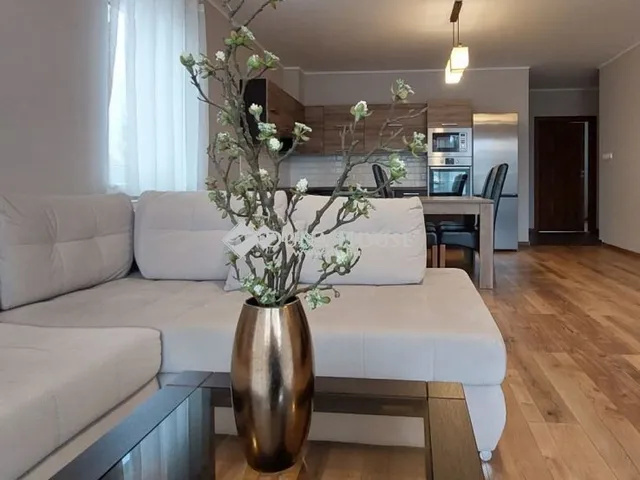 Kiadó lakás Tata, Móricz Zsigmond tér 75 nm