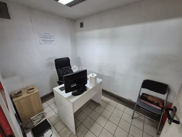 Eladó kereskedelmi és ipari ingatlan Tatabánya, Győri út 48 nm