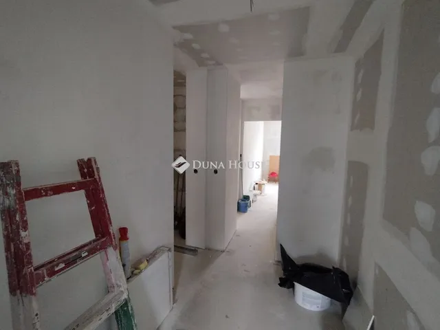 Eladó lakás Tatabánya, Komáromi utca 92 nm