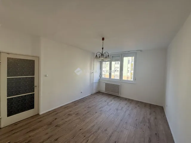 Eladó lakás Tatabánya, Köztársaság útja 37 nm