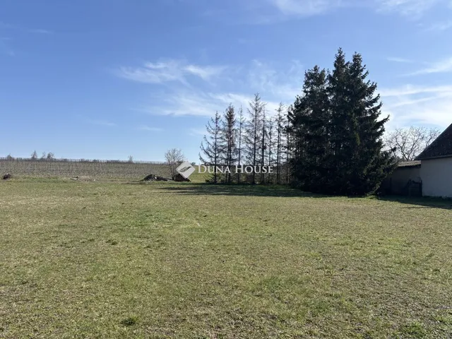 Eladó telek Balatonlelle 2400 nm