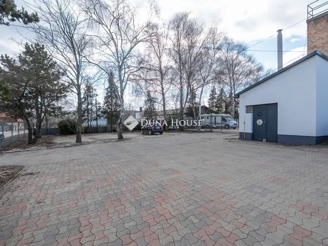 Kiadó kereskedelmi és ipari ingatlan Tatabánya, Deák Ferenc utca 400 nm