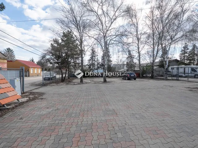 Kiadó kereskedelmi és ipari ingatlan Tatabánya, Deák Ferenc utca 400 nm