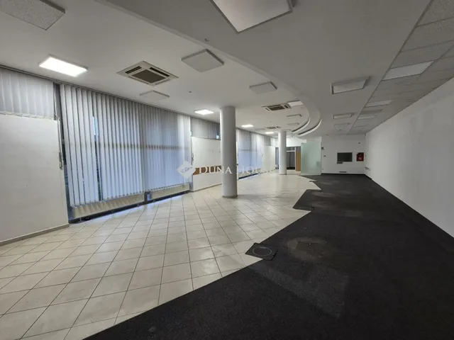 Kiadó kereskedelmi és ipari ingatlan Tatabánya 290 nm