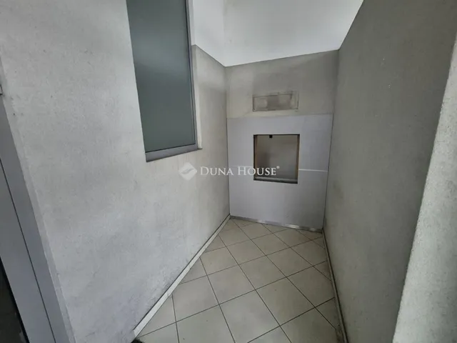 Kiadó kereskedelmi és ipari ingatlan Tatabánya, Fő tér 290 nm