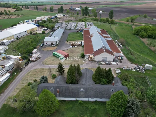 Eladó kereskedelmi és ipari ingatlan Martonvásár 2923 nm
