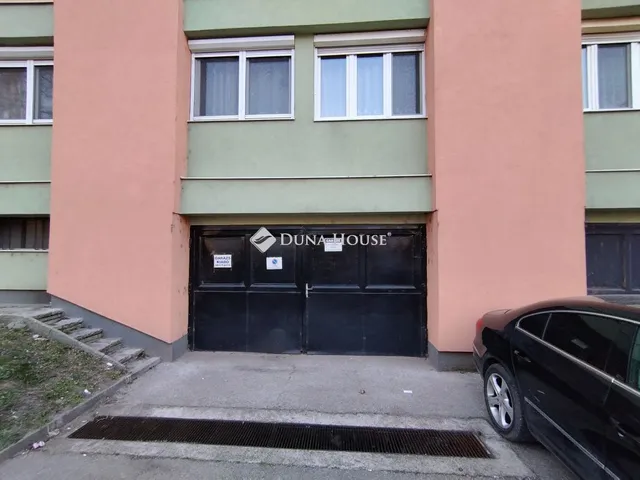 Eladó garázs Tatabánya, Esztergomi utca