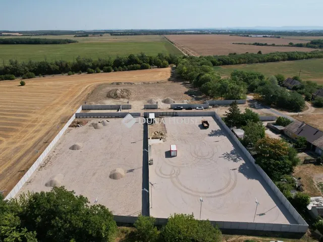 Eladó telek Bábolna 14298 nm