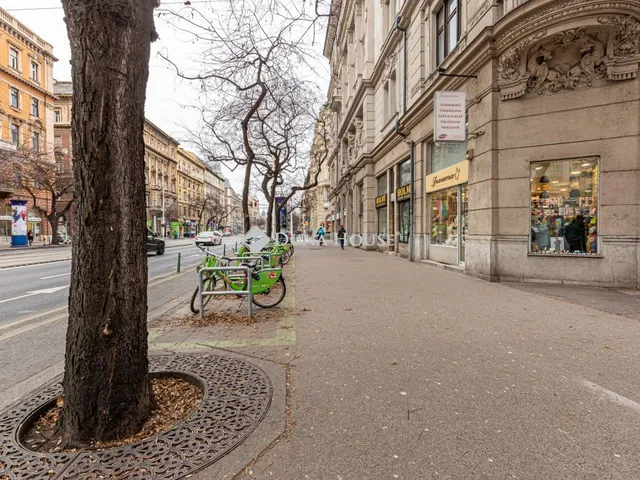 Eladó kereskedelmi és ipari ingatlan Budapest V. kerület 77 nm