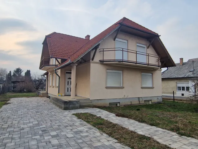 Eladó ház Balatonboglár 350 nm