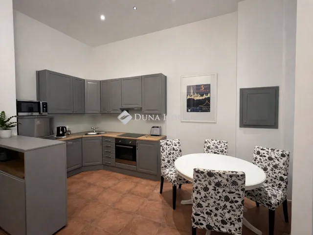 Eladó lakás Budapest VI. kerület, Paulay Ede utca 74 nm