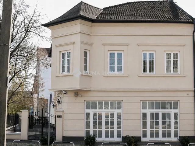Eladó kereskedelmi és ipari ingatlan Nyíregyháza