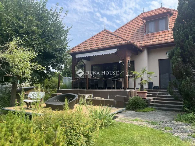 Eladó ház Szada 380 nm