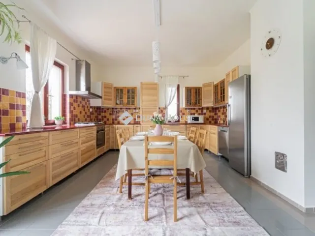 Eladó ház Kisoroszi, Rigó utca 255 nm