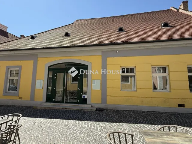 Kiadó kereskedelmi és ipari ingatlan Szentendre, Fő tér 97 nm