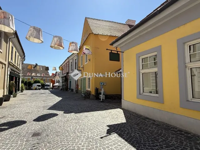 Kiadó kereskedelmi és ipari ingatlan Szentendre, Fő tér 97 nm