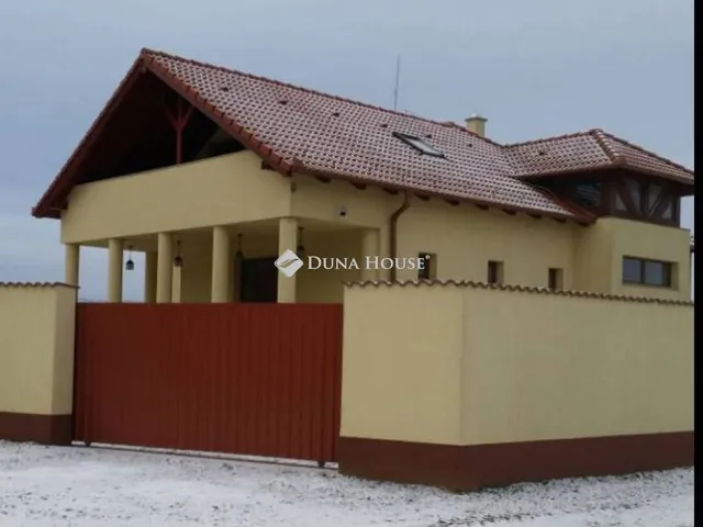 Eladó kereskedelmi és ipari ingatlan Nyírcsászári 1075 nm