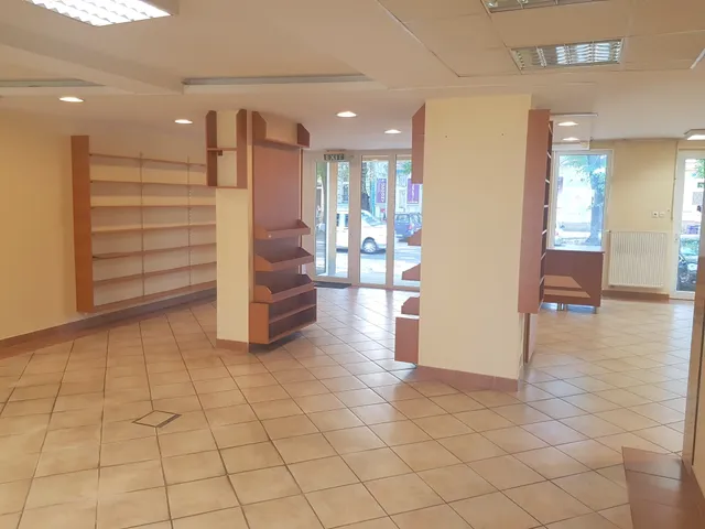 Kiadó kereskedelmi és ipari ingatlan Nyíregyháza 130 nm