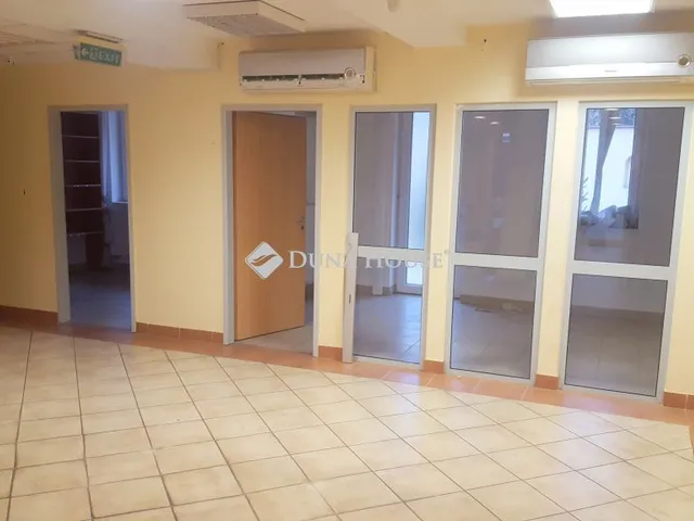 Kiadó kereskedelmi és ipari ingatlan Nyíregyháza 130 nm