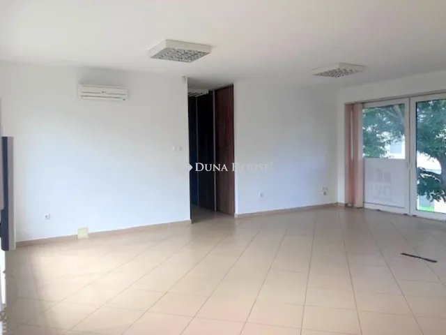 Kiadó kereskedelmi és ipari ingatlan Nyíregyháza 107 nm