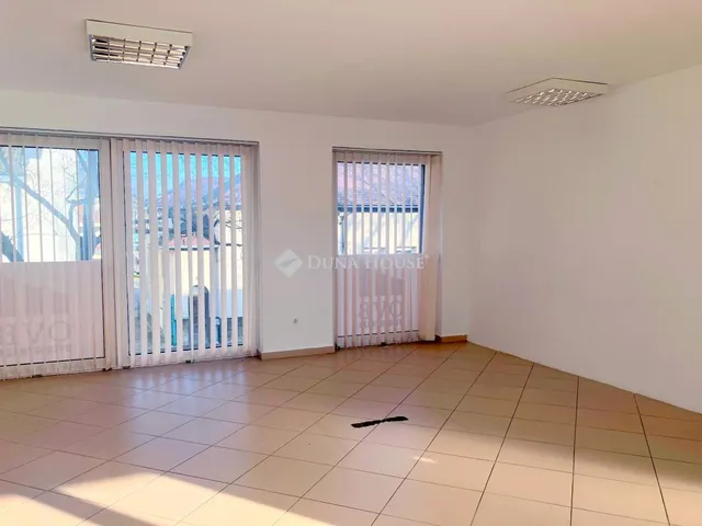 Kiadó kereskedelmi és ipari ingatlan Nyíregyháza 107 nm