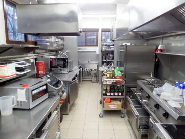 Kiadó kereskedelmi és ipari ingatlan Nyíregyháza 220 nm