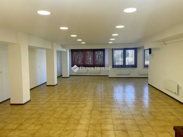 Kiadó kereskedelmi és ipari ingatlan Nyíregyháza, Vay Ádám körút 100 nm