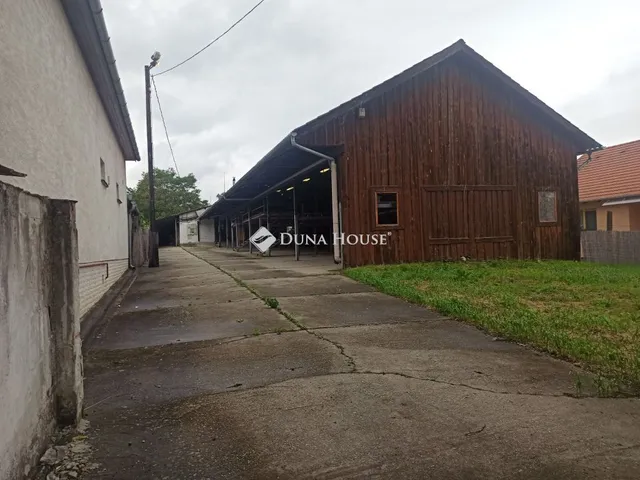 Eladó kereskedelmi és ipari ingatlan Tök 1200 nm