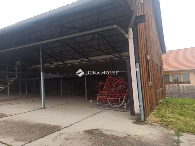 Eladó kereskedelmi és ipari ingatlan Tök 1200 nm