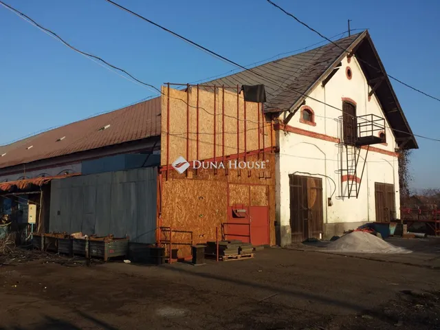 Eladó kereskedelmi és ipari ingatlan Martonvásár 8417 nm