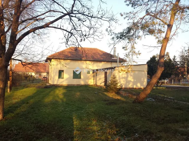 Eladó kereskedelmi és ipari ingatlan Martonvásár 8417 nm