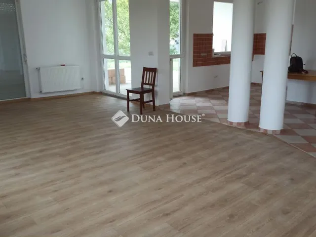 Kiadó ház Herceghalom 140 nm