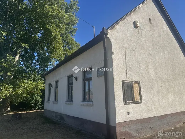 Eladó ház Vértesacsa 300 nm