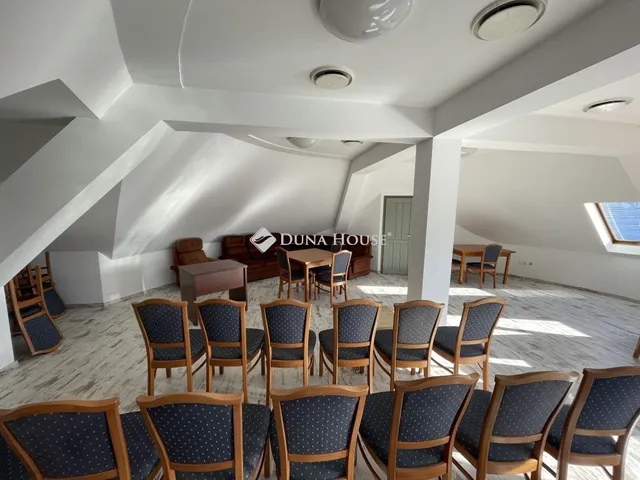 Kiadó kereskedelmi és ipari ingatlan Kecskemét 300260 nm