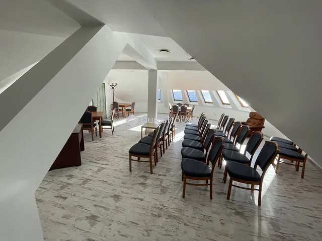 Eladó kereskedelmi és ipari ingatlan Kecskemét 260 nm