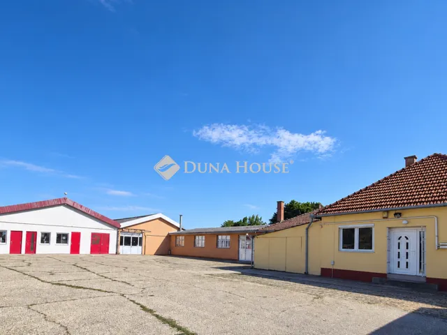 Eladó kereskedelmi és ipari ingatlan Kecskemét 1100 nm
