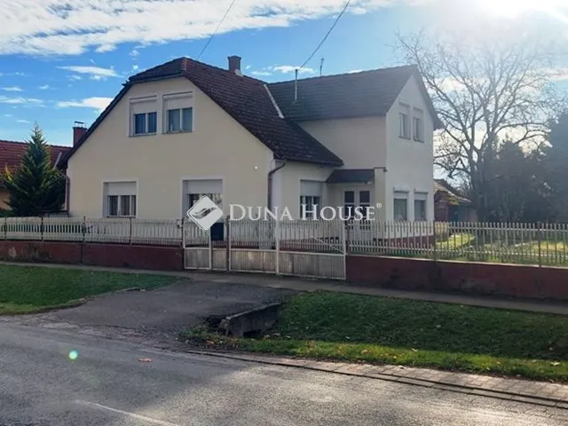 Eladó ház Mezőcsokonya 250 nm